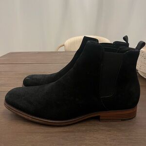 Black men’s dress boots.
